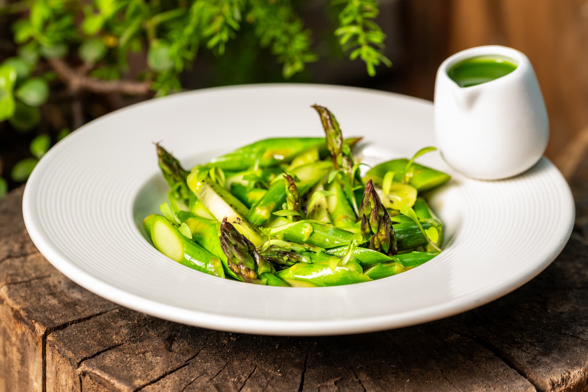 Asparagus and kiwi with parsley and rocket sauce at Cascada Marbella